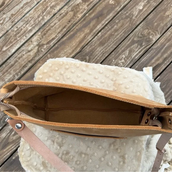 Leather Crossbody Bag in Tan - Classic Everyday Shoulder Bag - Picture 4 of 7